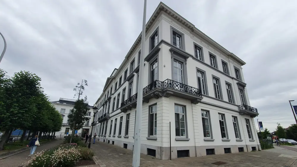 Het Hof van Egmont is gelegen op het K. Mercierplein, op de kruising van de Vesten en de centrumas tussen het marktplein en het station van Mechelen.