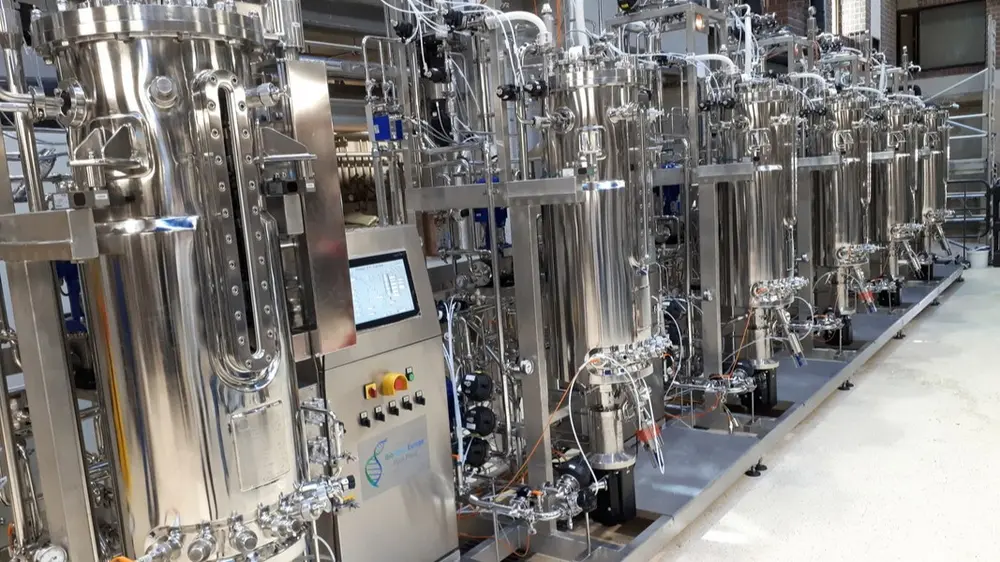 Een bioreactor staat centraal in het microbieel eiwit productieproces.