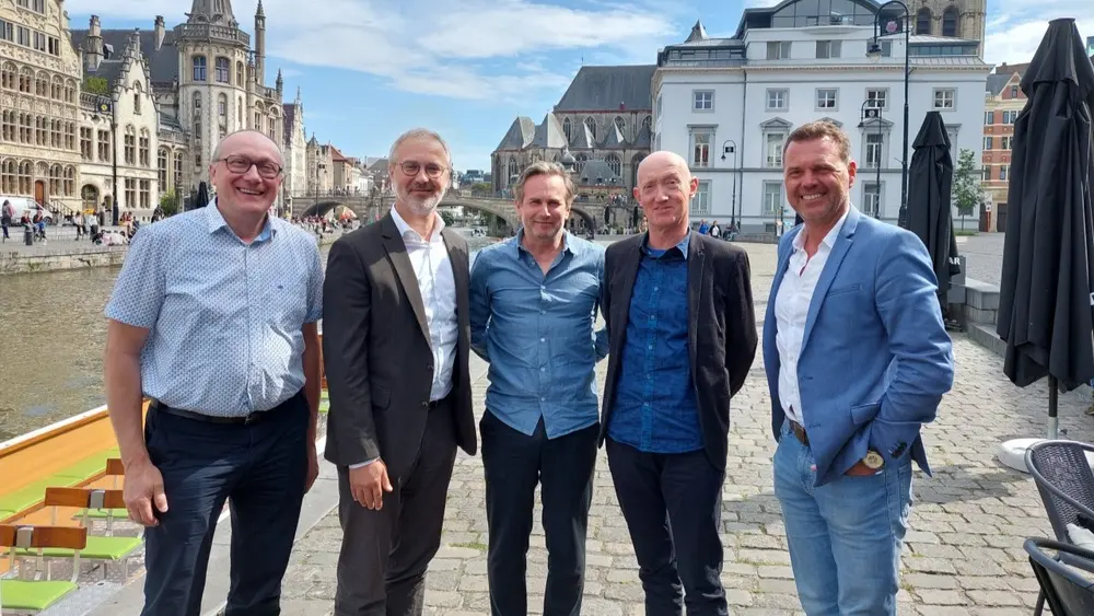Foto (vlnr) : Johan Verplaetsen, Yves Lambert, Hendrik Daem, Luc Dedeyne, Yoerich Dewaegenaere, afwezig: Magda De Baere