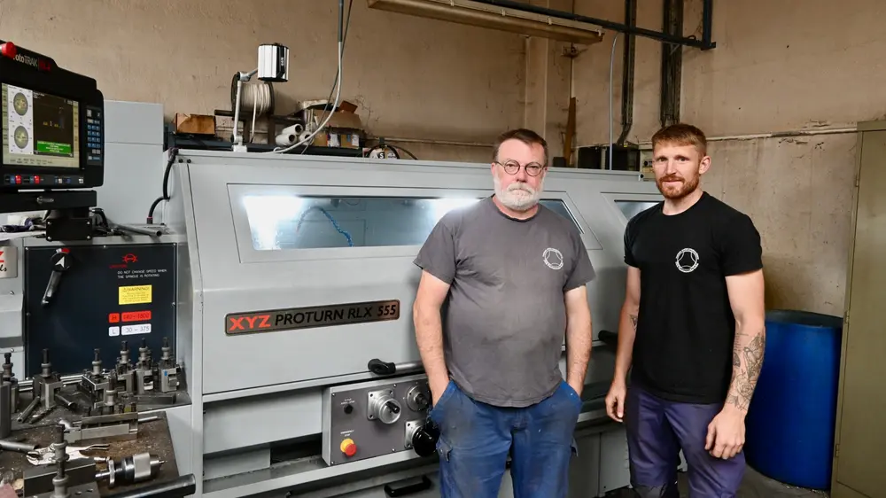 Zaakvoerder Dirk Pannecoucke met de vaste operator aan de nieuwe draaibank