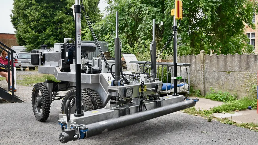 Een bijzondere, vaste bedrijfsactiviteit is de productie van deze wagentjes, om beton te nivelleren