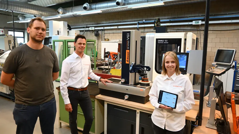 Kevin Sel van Thomas More en xxx en Kyani Vullings van Hoffmann Group demonstreren de mogelijkheden van de software