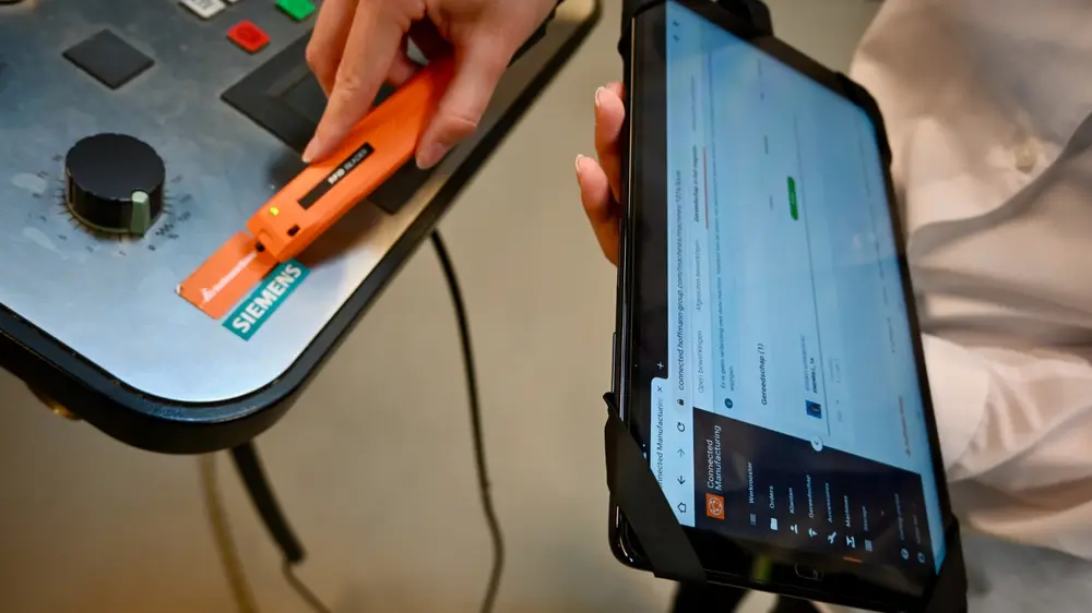 Via RFID-technologie wordt er een koppeling gemaakt tussen de gereedschappen en de machine