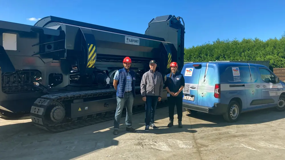 Bernard Bonivert (centre)