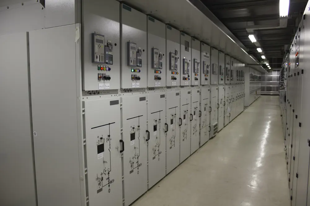 De apparatuur die de hoogspanning in middenspanning omzet, blijkt bijzonder gevoelig te zijn voor temperatuur en vochtigheid.