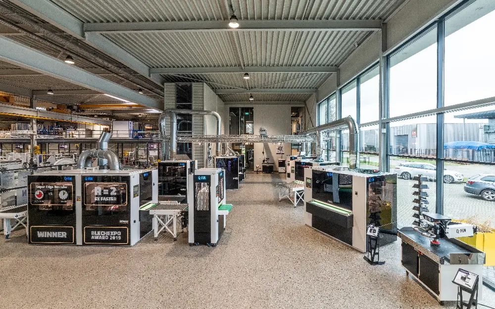 Via de glazen voorgevel valt het daglicht royaal naar binnen in de showroom