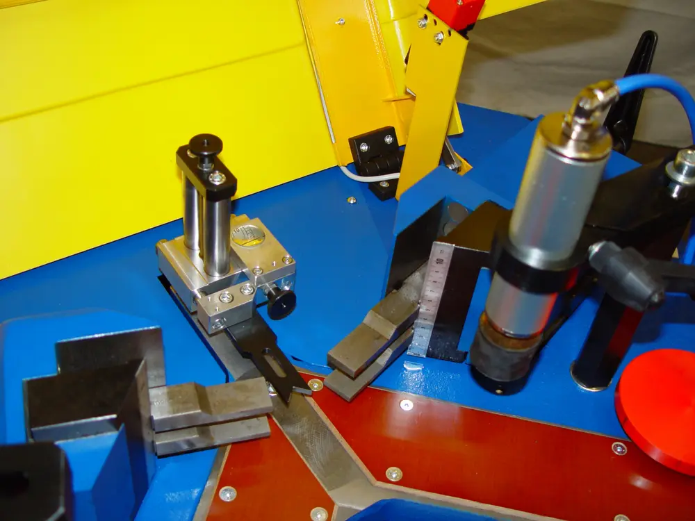 De instelling kan zowel handmatig of via CNC verlopen