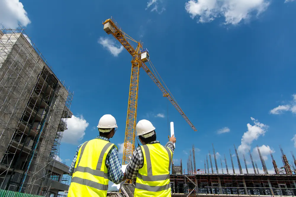 bouwvakkers bij kraan