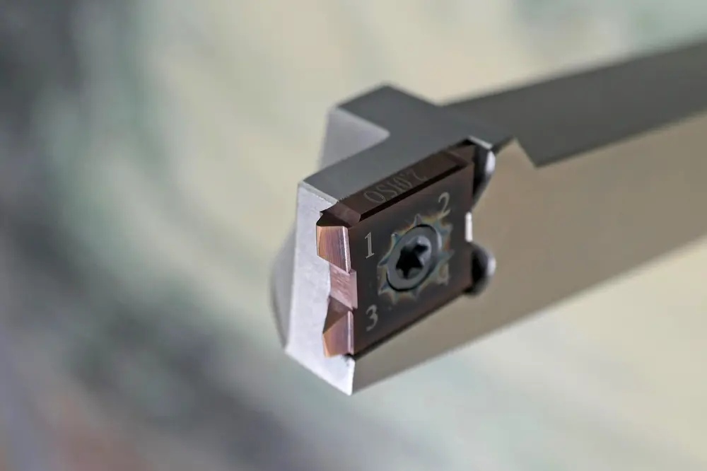 Parmi les outils fournis par De Fruytier, notons la FourCut SmiCut de fabrication suédoise qui est un outil qui vient à point pour le filetage