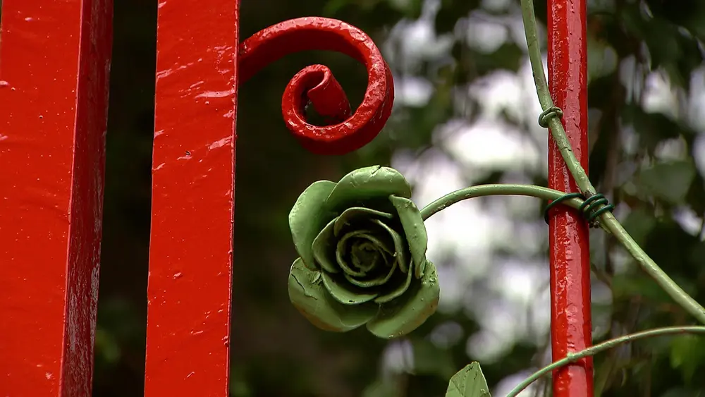 Detail geschilderde poort