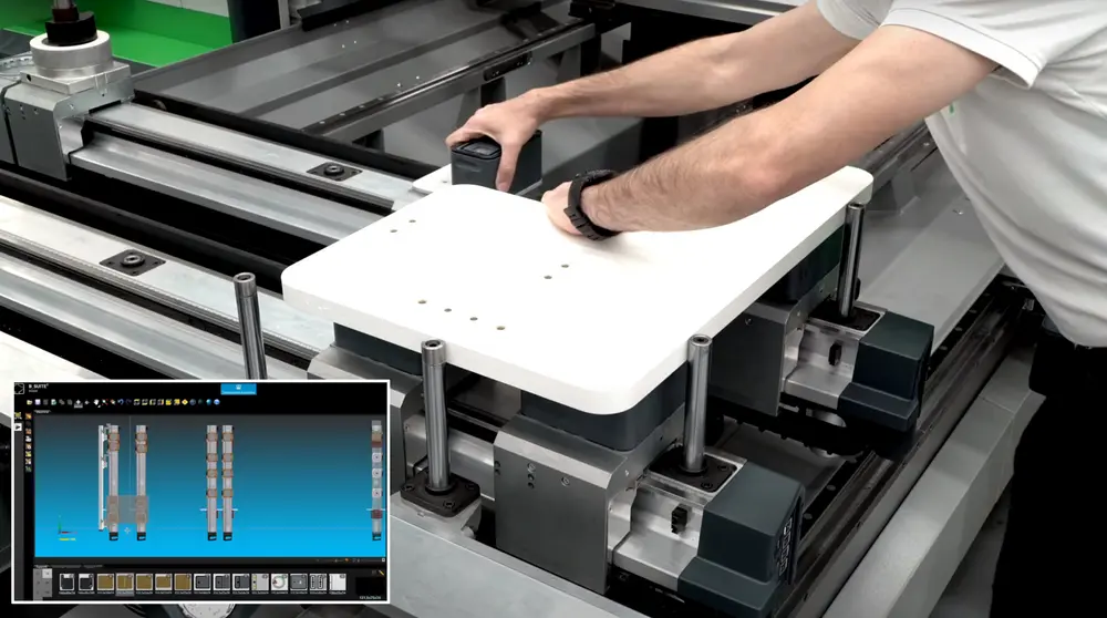 XPS is voorzien van een \'self learning\'-functie, zodat een eerder gemaakt stuk \'aangeleerd\' kan worden aan het systeem door het werkstuk manueel in te passen. Zo is van nul programmeren niet nodig, wat tijd helpt te besparen. 