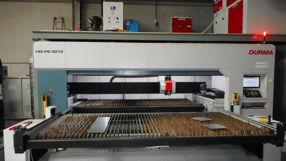 Om plaats te besparen, staan de afzuiging, bron, filter en koeler op een zelfgemaakt bordes boven de machine