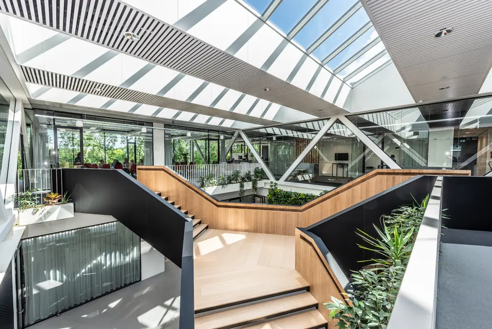 Om de theorie aan de praktijk te toetsen, besloot BESIX om van zijn nieuwe hoofdkantoor in Nederland een typevoorbeeld van ‘smart building’ te maken