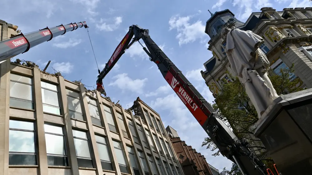 Met de schaar op de nieuwe sloopmachine wordt het beton gebroken en met de telescopische kraan wordt het staalwerk gehesen