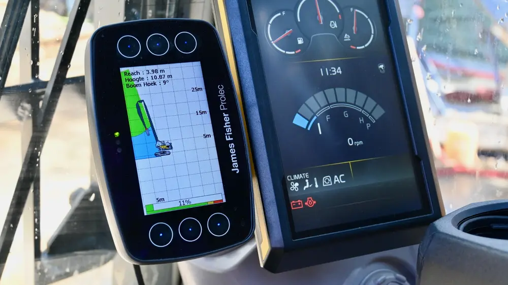 In de cabine heeft de machinist onder meer zicht op de veiligheidszone waarin hij aan het werken is