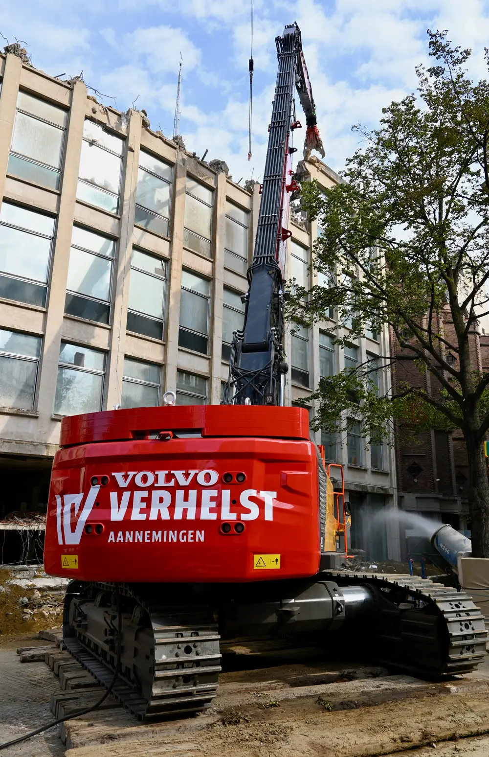 De sloopmachine werd meteen ingezet bij aanvang van de werken