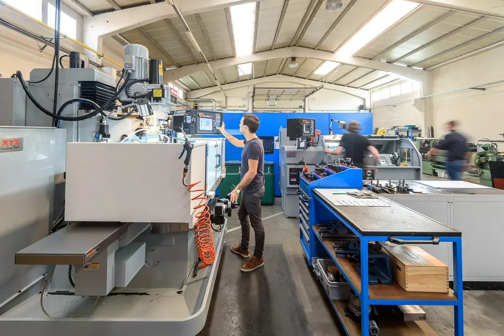 In de werkplaats van Cripsyn kunnen bezoekers zien hoe het bedrijf er zelf onderdelen draait en freest, gebruikte machines nakijkt en herstelt, en nieuwe machines voorbereidt voor de eindgebruiker.