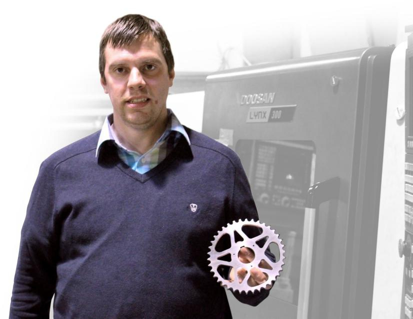 Alain Buyse bij de nieuwe CNC-draaibank