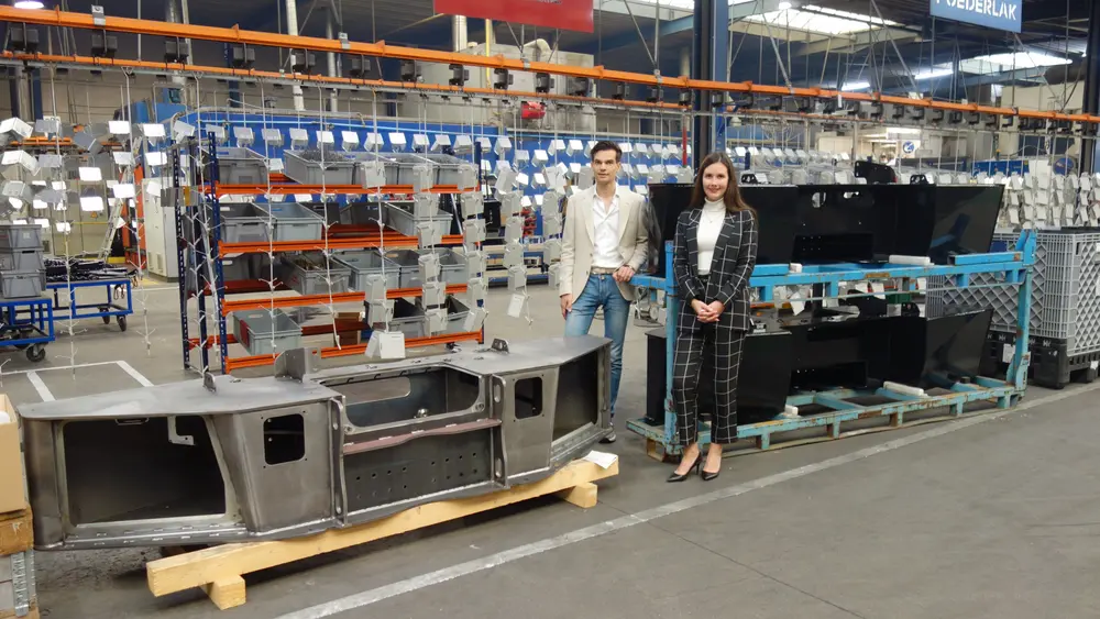 Zaakvoerder Anthony Slabinck en zijn rechterhand Lien Loose voor enkele grotere werkstukken – Slabinck bewerkt stukken tot vier meter