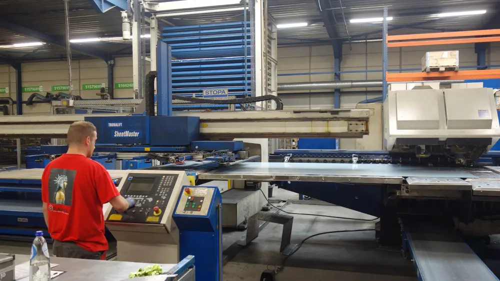 Deze ponslasermachine combineert het beste van laseren en ponsen waardoor een hoge productiviteit en topkwaliteit verzekerd is