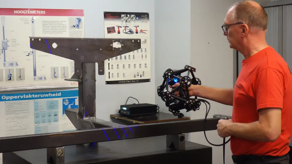 Een werkstuk wordt ingescand met een 3D-scanner, waarna metingen kunnen worden uitgevoerd op het ingescande stuk