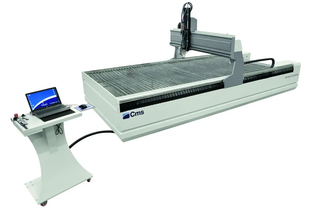 Sur la Tecnocut Smartline, la structure open frame à portique électrique comprend des guides montés dans une cuve solide qui garantit un accès facile au plan de travail