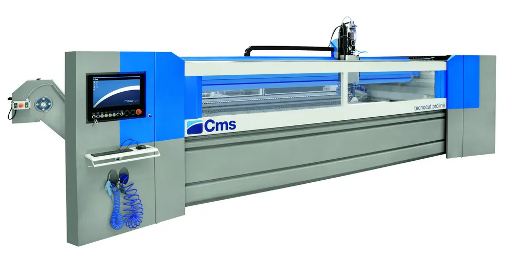 Bij de Tecnocut Proline zijn de straalmiddelentank en de elektrische hogedrukpomp met servoaandrijving in het machineframe geïntegreerd, wat plaatsbesparing oplevert