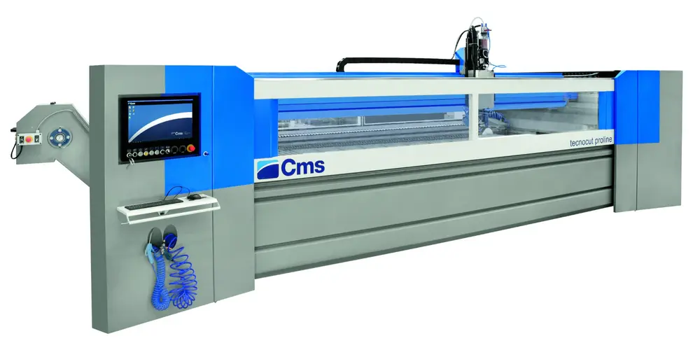 Sur la Tecnocut Proline, l'intégration à bord du propulseur d’abrasif et du multiplicateur de pression permettent de réduire les dimensions d'encombrement