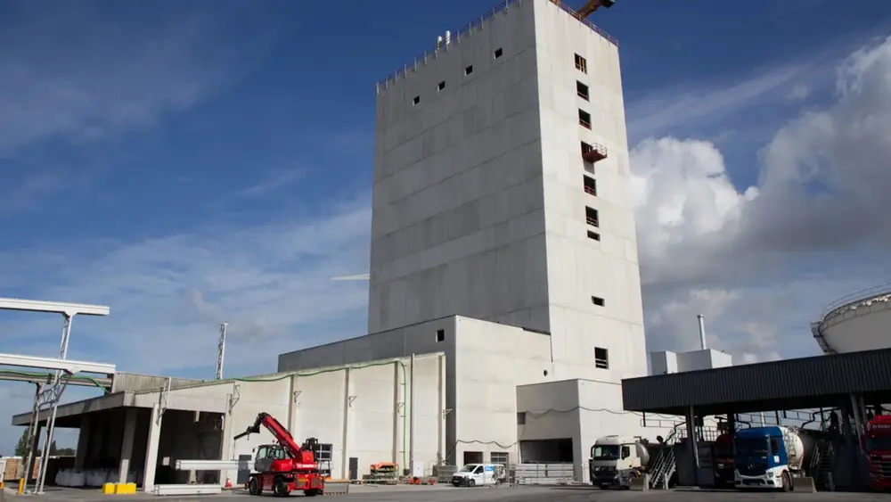 Zoutman produceert in de nieuwe productietoren 150.000 ton zeezout per jaar en speelt daarmee in op de wereldwijd toenemende vraag 