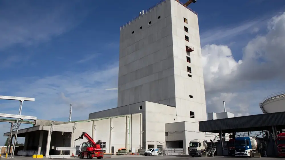 Zoutman produceert in de nieuwe productietoren 150.000 ton zeezout per jaar en speelt daarmee in op de wereldwijd toenemende vraag 