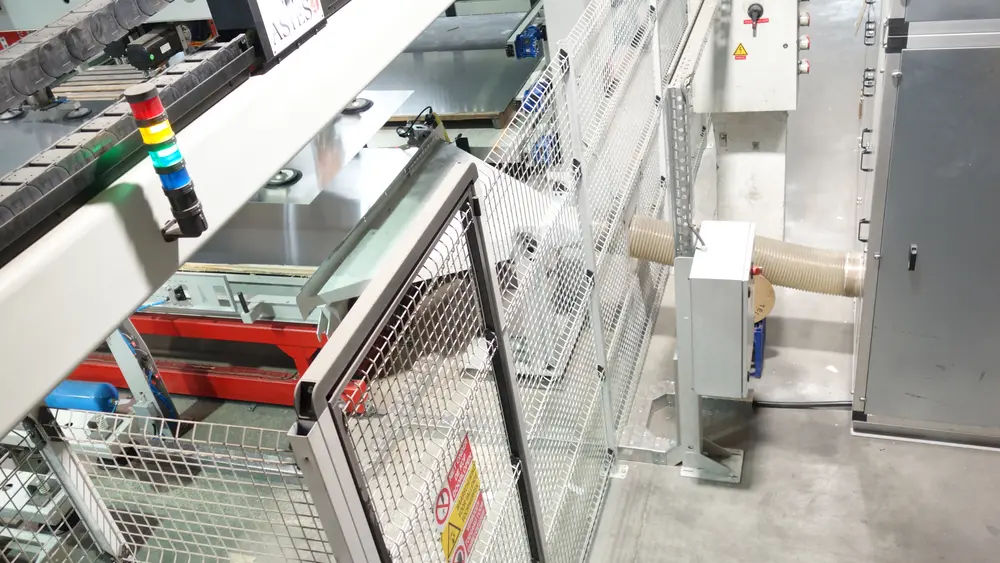 Zuiginstallatie verwijdert automatisch papier van tussen platen