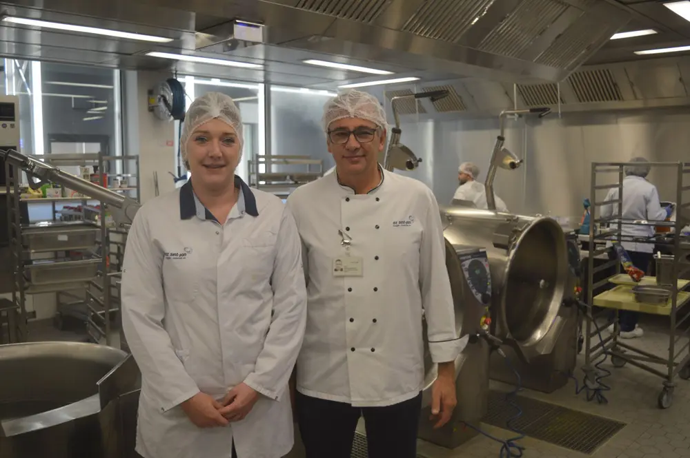 HACCP coördinator Tine Desmet en leidinggevend voedingsfunctionaris Marc Demeulemeester
