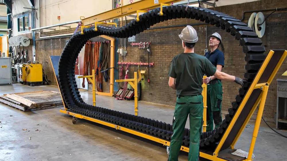 Er is beslist om de stalen tracks te vervangen door rubbers