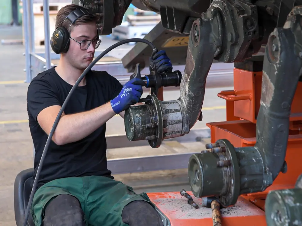 De vervanging van de tracks is geen eenvoudig karwei