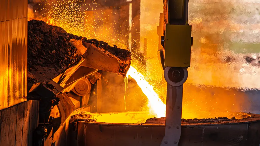 Staal wordt gegoten in een fabriek
