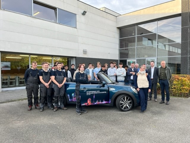 BMW De Schepper schenkt gloednieuwe MINI cabrio aan weTech academy in Sint-Niklaas 1