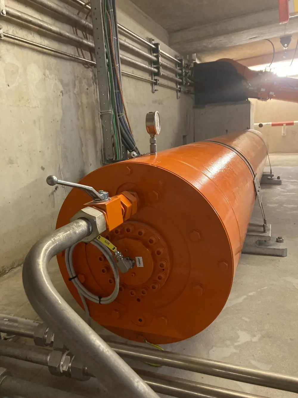 De zuigeraccumulator is bijna 4 m lang