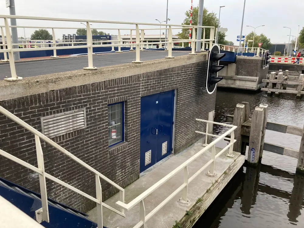 Toegang tot de technische ruimte onder de brug