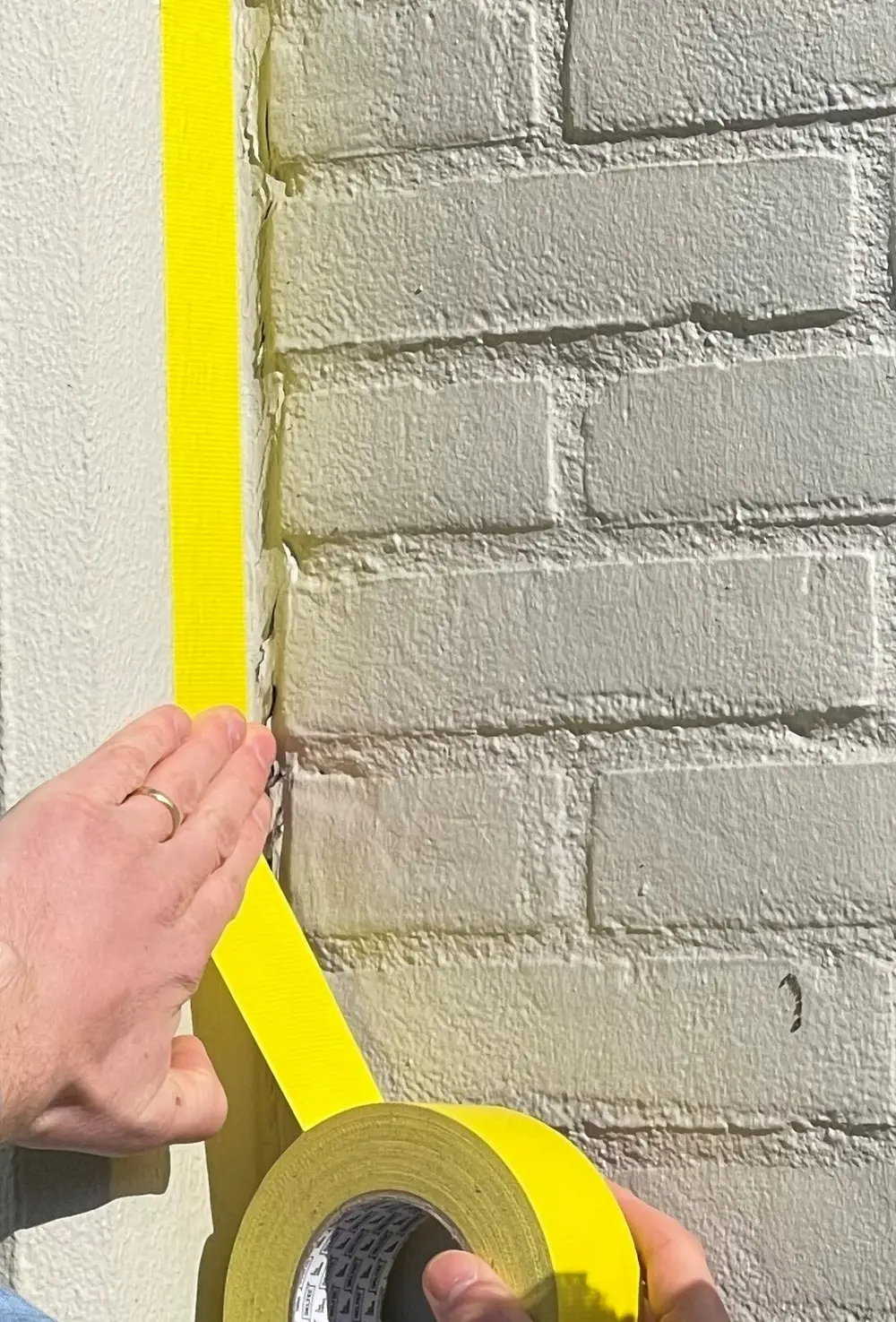 Deltec betonband die tegen een muur wordt gekleefd