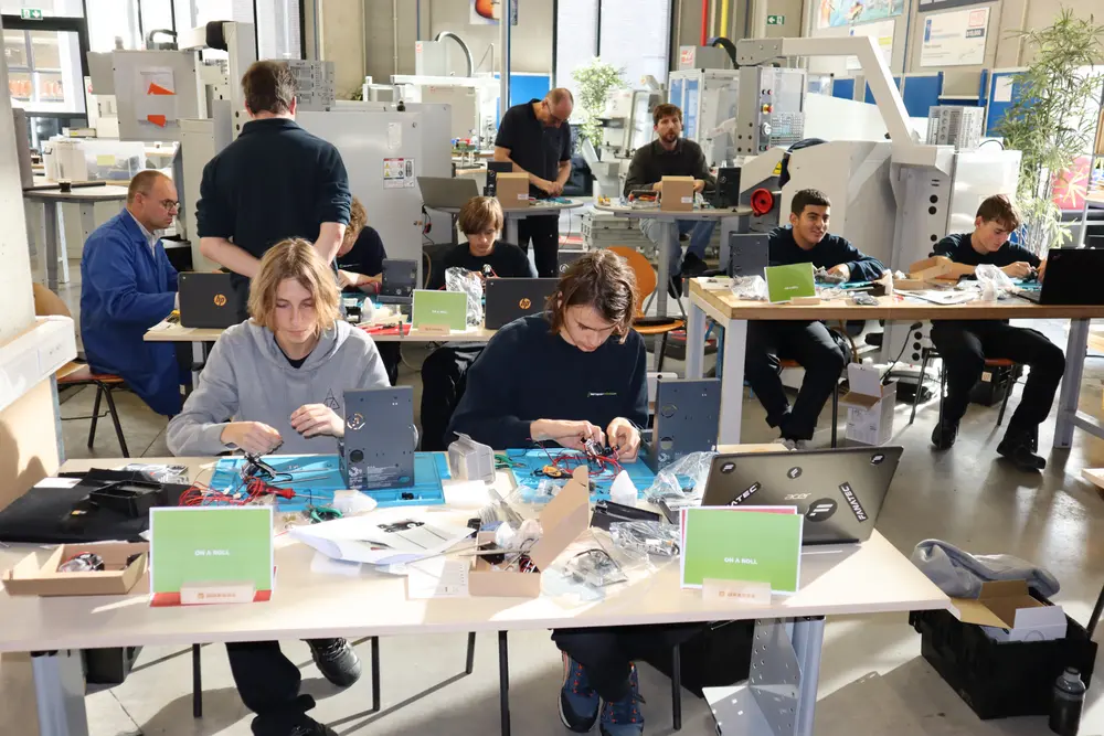 leerlingen maken zelf een 3d printer