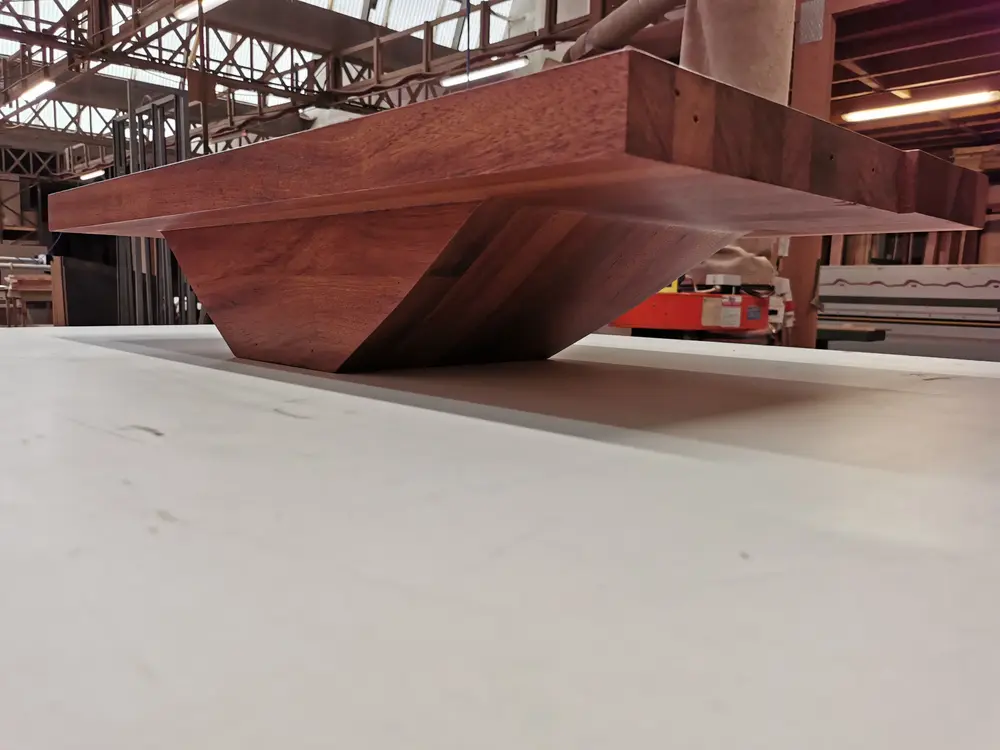 onderaanzicht houten pompbak