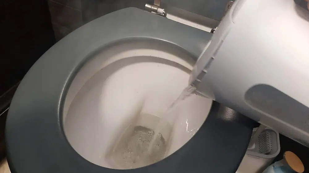 heet water toilet verstopt doorspoelen