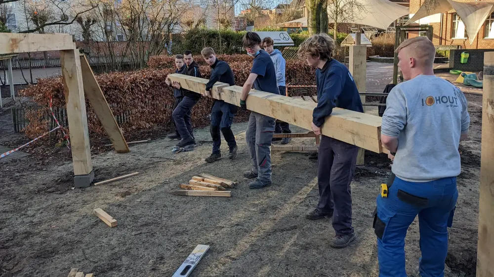 Leerlingen VTI Lier aan het werk