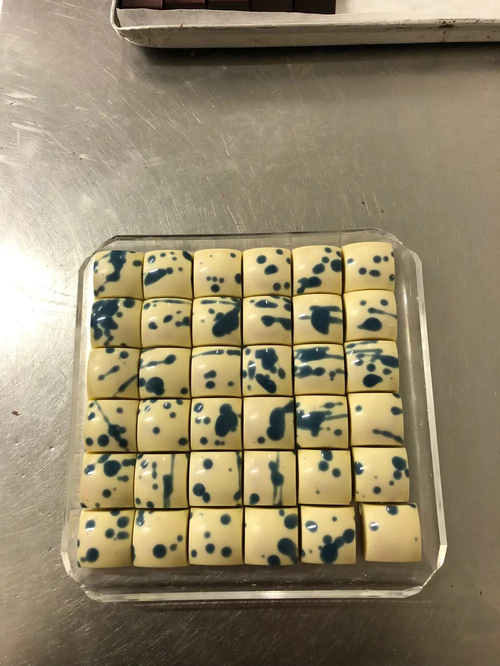 oostkampse praline in witte en blauwe kleur