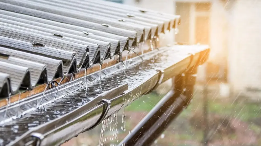 l'eau de pluie dans les gouttières