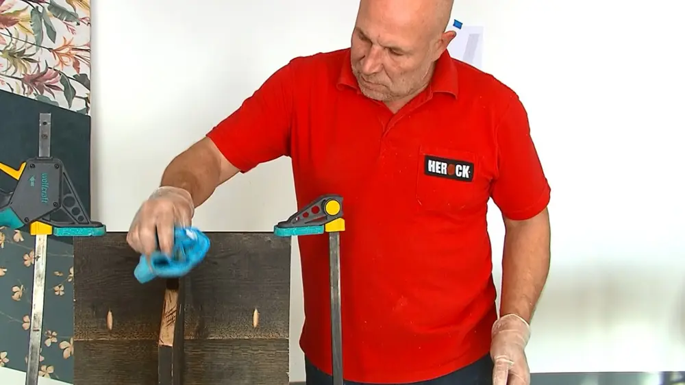 zwarte meubeltint aanbrengen met een pluisvrijedoek