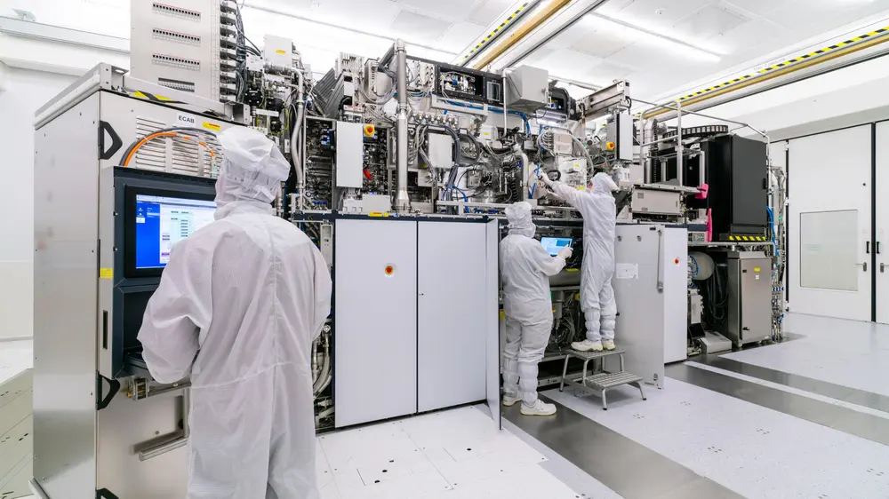 Een chipmachine die een uur uitvalt als gevolg van een storing kost handenvol geld (foto ASML)