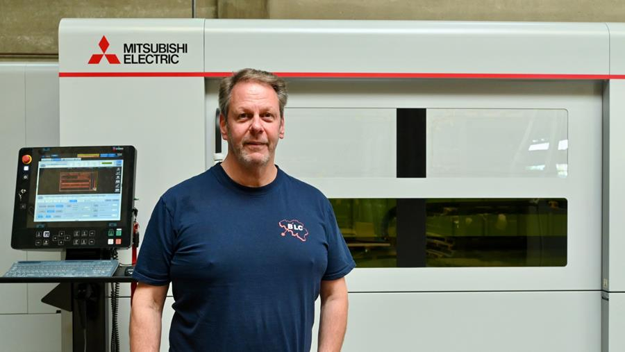 BLC-zaakvoerder Patrick Mok voor de nieuwe fiberlasersnijmachine