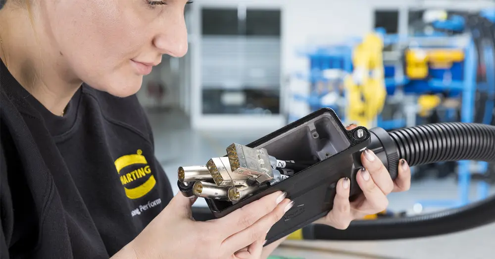 Geef uw kabelassemblage en kastenbouw uit handen