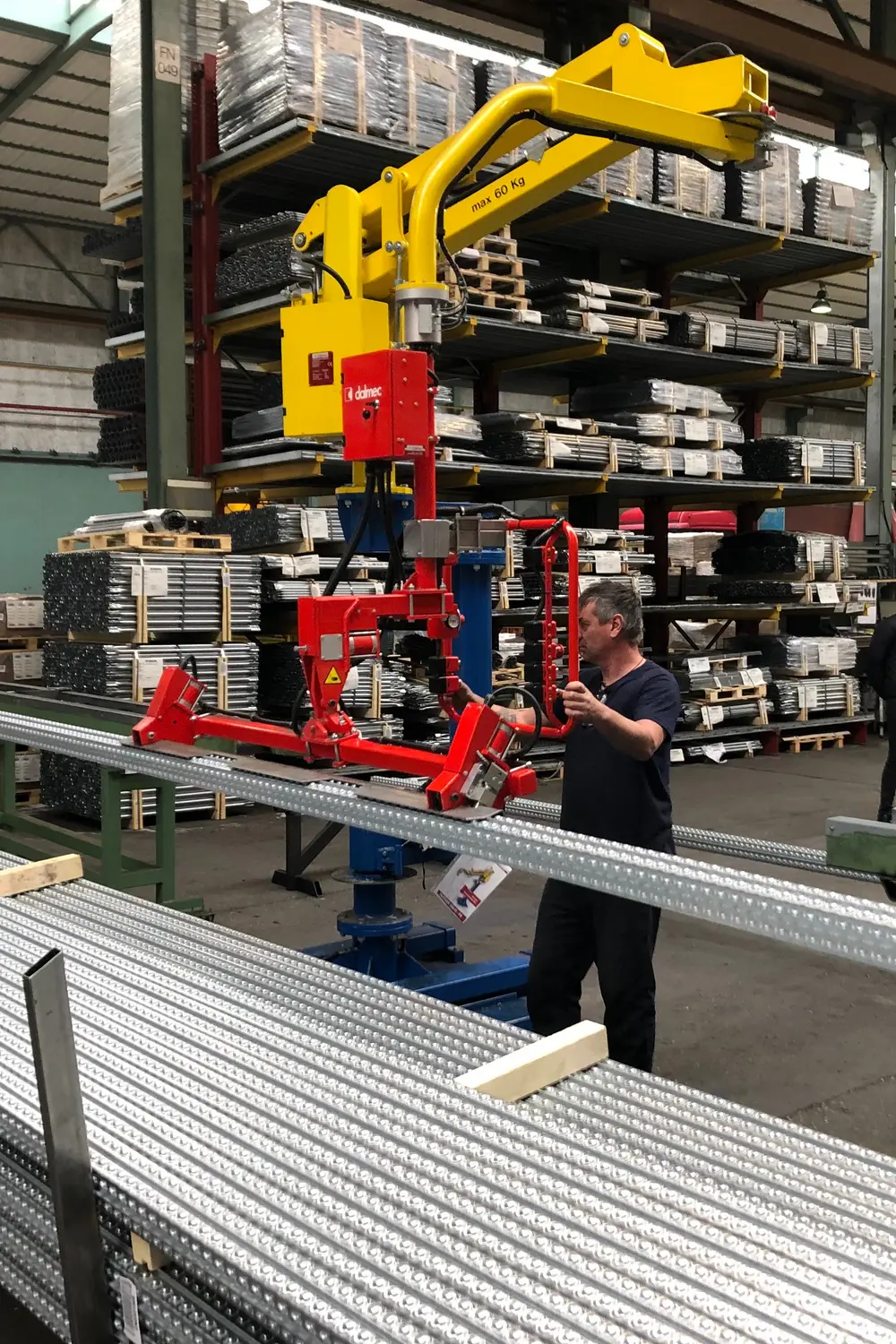 Met de industriële manipulatoren wordt het mogelijk om zware lasten te tillen, draaien, kantelen en precies te positioneren